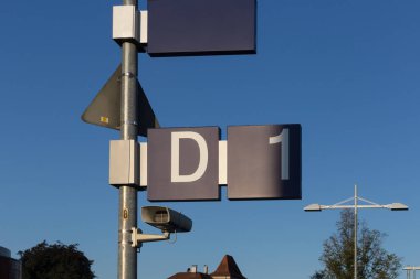 Tren raylar ve Güney Almanya'da trainstaition, Ağustos yaz sabahı işaretleri