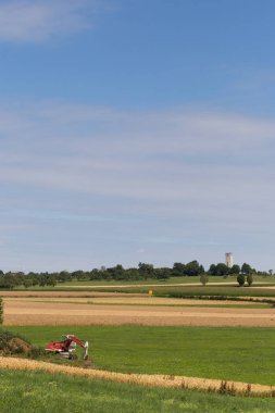 Digger ile kulübe ve bir Mısır alan kırsal manzara Münih şehir ve stuttgart yakınındaki güney Almanya kırsalında yeryüzünde