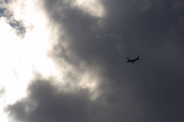 Haziran ayında Güney Almanya çok güneşli bir günde bir modern jet uçağı yüksekte görmek