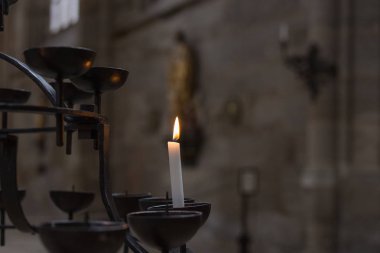 Bu ruh ve inanç dua insanlarla bir kilise ortam aydınlanır din sembolü 's