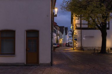 gün batımı şehir ışıkları ve semboller bir şehir, Güney Almanya sonbaharda Kasım akşam stuttgart şehir ve Münih yakınında eski kule ve haç gibi
