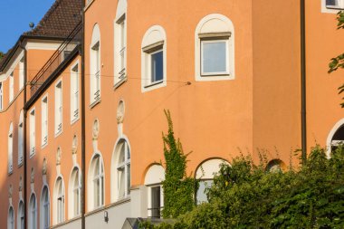 Cephe bina ve bir gezi tatil için Güney Almanya'da bir güneşli yaz öğleden sonra mimari detaylar