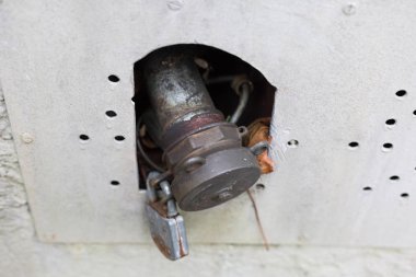 Eski petrol servis satırıyla Almanya'da tarihi binada kilit.