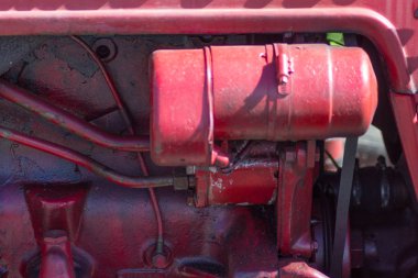 tafsilât-in motor motor ve araçları ile kırmızı ve yeşil renkte eski traktör