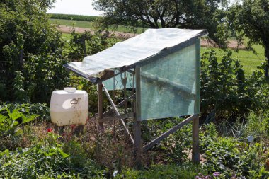 bir kulübede bir sıcak yaz gününde çeşitli kulübe Bahçe ve Güney Almanya stuttgart yakınlarındaki bir alanda depolama ve Bahçe aletleri için küçük göğüsler vardır