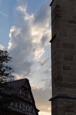 Güney Almanya bulutlu nem oranı taşıma bulutlar bir imparatorluk şehirde bir Temmuz akşamı mavi gökyüzü parlak beyaz kontrast vermek