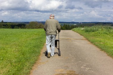 yeşil alan ve mavi gökyüzü rollator yaz Eylül city stuttgart yakınındaki kırsal manzara burada güneşli gün ucundaki komuta sizde ile yanında bir yolda