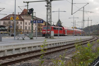 Trainstation tarafından geçen tren ve Münih ve stuttgart yakınındaki güney Almanya şehirde altyapısıyla raylar ile