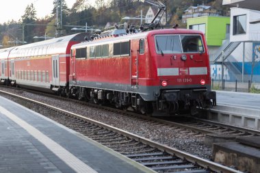 Trainstation tarafından geçen tren ve Münih ve stuttgart yakınındaki güney Almanya şehirde altyapısıyla raylar ile