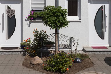 kırsal kırsal ev cephe Güney Almanya yaz mavi gökyüzü gün bahçe dekorasyon ile