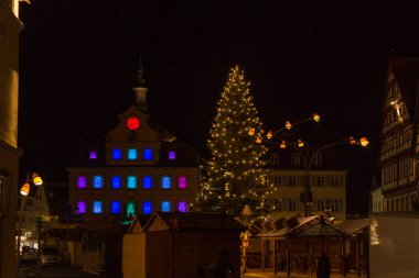 Kasım güneye Alman tarihi şehir Münih ve stuttgart yakınındaki pazarda Noel ağacına