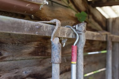 bir kulübede bir sıcak yaz gününde çeşitli kulübe Bahçe ve Güney Almanya stuttgart yakınlarındaki bir alanda depolama ve Bahçe aletleri için küçük göğüsler vardır