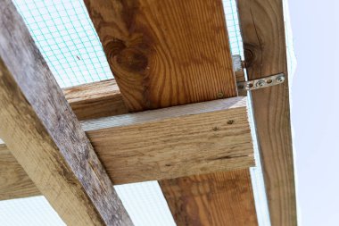 bir kulübede bir sıcak yaz gününde çeşitli kulübe Bahçe ve Güney Almanya stuttgart yakınlarındaki bir alanda depolama ve Bahçe aletleri için küçük göğüsler vardır