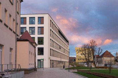 günbatımı sonbahar renkli gökyüzü ve bulutlar Güney Almanya Münih ve stuttgart yakınındaki tarihi kent içinde ofis binaları