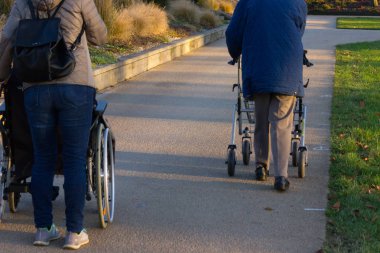 Rollator kırsal kesimde bir şehir Güney Almanya'nın üst düzey Bayan ile
