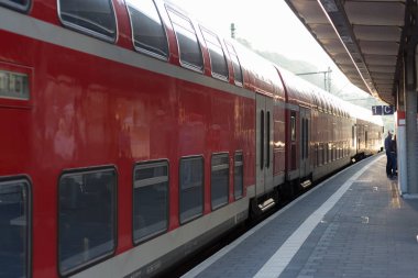 Tren raylar ve Güney Almanya'da trainstaition, Ağustos yaz sabahı işaretleri
