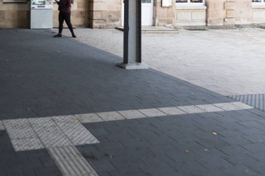 insanlar bir trainstation bekliyor veya biletleri ve leave İstasyonu güneye Alman tarihi şehir içinde onların Bagaj ile satın alma