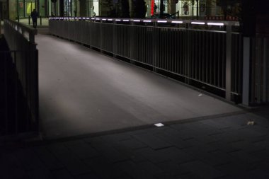 Güz ay Ekim led ışıkları ile stuttgart yakınındaki Güney Alman şehirde gece yaya köprüsü