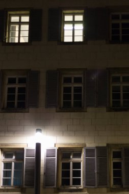 tarihsel cepheler ve windows ile lambalar ve Güney Almanya City stuttgart town yakınındaki bir Ekim gecesi ışıklar