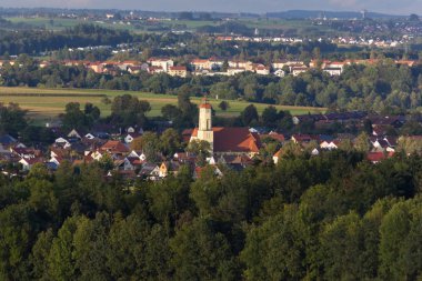 bir Eylül akşamı köy görmek ve uzakta Rüzgar güç inşaat güzel ile mevsimlik düşmek gökyüzü ve Güney Almanya stuttgart şehir yakınındaki kırsal kırsal kesimde renkli bulutlar