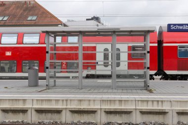 Trainstation tarafından geçen tren ve Münih ve stuttgart yakınındaki güney Almanya şehirde altyapısıyla raylar ile