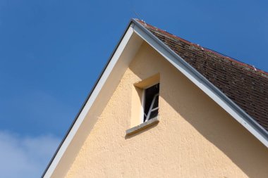 Çatı güneş ve açık nesneleri ile Temmuz ayında yaz günü Güney Almanya'da bina kırsal kırsal mimari