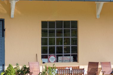 Çatı güneş ve açık nesneleri ile Temmuz ayında yaz günü Güney Almanya'da bina kırsal kırsal mimari