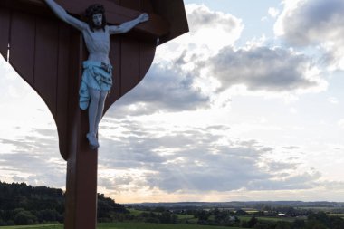 bir Eylül akşam gökyüzü güney Almanya stuttgart şehir aşağı gidiş güneşin turuncu ve sarı renkleri gri mavi yakınlarındaki kırsal alanda üzerinde haç
