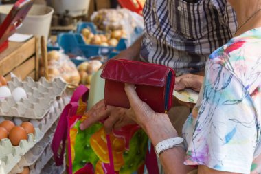 çok güneşli Güney Almanya'da Temmuz ayında stand ile bir şehir sokak piyasada ödeme ve depolama kabin yumurtalarının kapalı da yiyecek toplama kutusuna el eller görmek
