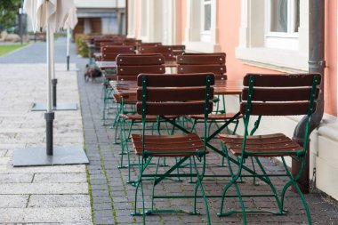 Bira bahçe ahşap tablo göl kenarında açık Cafe Avrupa öğleden sonra dinlenirken boş Restaurant