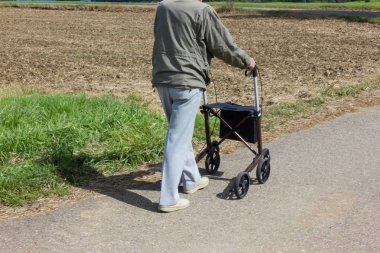 yeşil alan ve mavi gökyüzü rollator yaz Eylül city stuttgart yakınındaki kırsal manzara burada güneşli gün ucundaki komuta sizde ile yanında bir yolda
