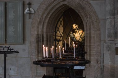 Bu ruh ve inanç dua insanlarla bir kilise ortam aydınlanır din sembolü 's