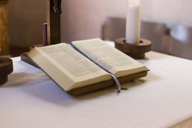 Güney Almanya'da Güz, tarihsel bir şehirde bir Şapel süsler ve Bayramı ve tavanlar gibi banklar ile görmek ve duvar panoları ve kapı kilidi sanat çalışmaları bir güneşli Pazar düşmek