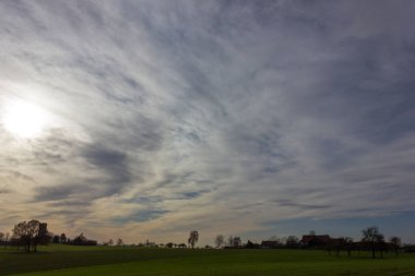 fön gökyüzü ve bulutlar sonbahar ay Kasım şehir Münih ve stuttgart yakınındaki güney Almanya kırsalında