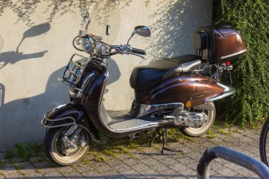 Güney Almanya tarihi kent schwaebisch gmuend güneş öğleden sonra üzerinde retro vintage tarzı ile motorlu scooter