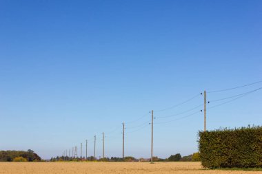 telgraf direğine bikeway ve beyaz kule bir düz alan ve Güney Almanya kırsal city stuttgart Ekim sonbaharda yanındaki görünümünde geniş ufuk üzerinde yanında