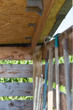 bir kulübede bir sıcak yaz gününde çeşitli kulübe Bahçe ve Güney Almanya stuttgart yakınlarındaki bir alanda depolama ve Bahçe aletleri için küçük göğüsler vardır