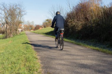 Bisiklet ve bisiklet üzerinde bir bikeway sonbahar Kasım yakınındaki şehir Münih'in Güney Almanya kırsal ve stuttgart sürme