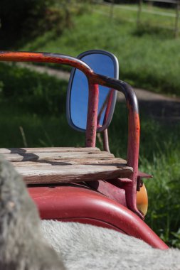 tafsilât-in motor motor ve araçları ile kırmızı ve yeşil renkte eski traktör