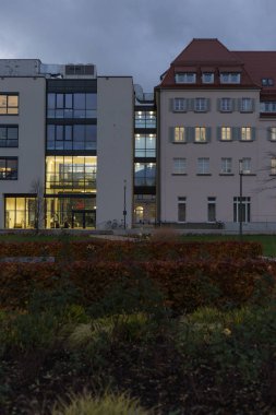 günbatımı sonbahar renkli gökyüzü ve bulutlar Güney Almanya Münih ve stuttgart yakınındaki tarihi kent içinde ofis binaları