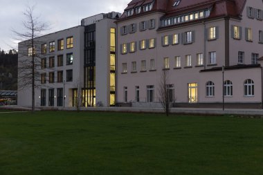 günbatımı sonbahar renkli gökyüzü ve bulutlar Güney Almanya Münih ve stuttgart yakınındaki tarihi kent içinde ofis binaları
