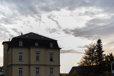 cepheler ve çit ile Güney Almanya'da bir şehir binaların, cam ve antik kulede yapılan çatılar Ekim ayı düşmek