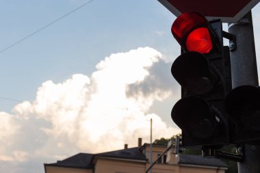 Güney Almanya bulutlu nem oranı taşıma bulutlar bir imparatorluk şehirde bir Temmuz akşamı mavi gökyüzü parlak beyaz kontrast vermek