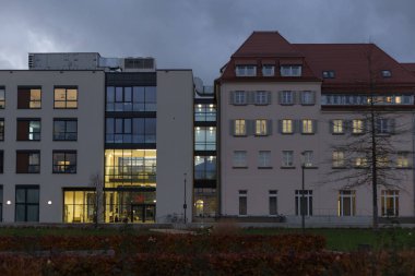 günbatımı sonbahar renkli gökyüzü ve bulutlar Güney Almanya Münih ve stuttgart yakınındaki tarihi kent içinde ofis binaları