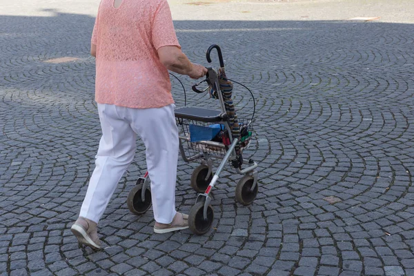 Caminhando Por Café Perto Parque Verão Romântica Cidade Alemanha Sul — Fotografia de Stock