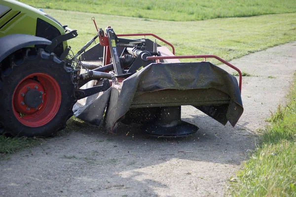 Traktor Haying Vlastní Letní Trávník Krajině Jižní Německo — Stock fotografie