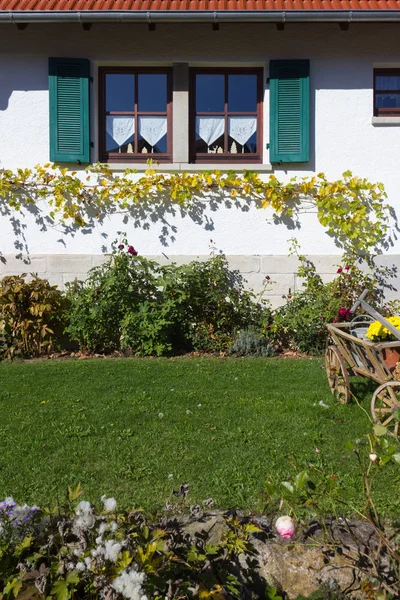 Casa Campo Alemana Con Colores Otoño Decoración Jardín Otoño Octubre — Foto de Stock