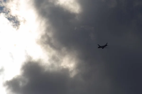 Día Muy Soleado Junio Sur Alemania Avión Reacción Moderno Por — Foto de Stock