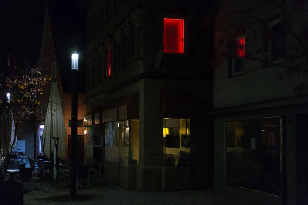 Lampen Und Rotlichtfassaden Und Fenster Mit Buchstaben Mädchen Als Neon — Stockfoto