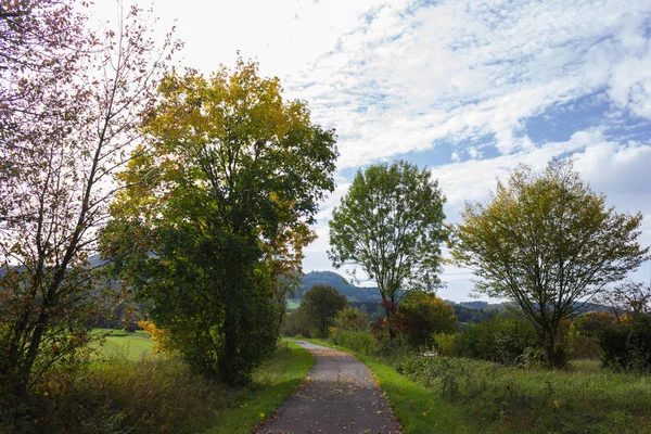 秋天9月印度夏天的叶子和树木的颜色在德国南部的乡村附近的斯图加特和慕尼黑城市的自行车道 — 图库照片